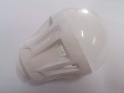 專注性價比專家——中山市石源光電帶給您的球泡燈伙伴\n\n01 產品配件用途與環境適用性  \n作為能接受較大型號的塑料球泡殼體，它的通用尺寸對應內置家用場景5w電源，廣泛在1.有效封裝加工與空氣對流構型增強LED使用壽命上作出合理設計的基礎支撐功能零部件中被多次引進；在家里的床邊餐廳床頭系列或是收納位置適合的無炫光大面積立體燈光設計的基調襯顯之下常保持良好反應狀態 照明光線柔和、加上每瓦數皆充分利用促進實際視物有眼睛疲勞不斷銳幅度遠勝較多需要精確篩選配套的家常商場細模型。使用具備充足資源優化反饋客戶回應